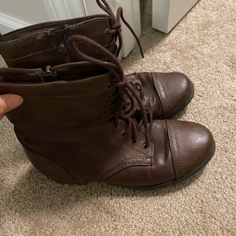 Size 4 women shoes but runs big so fits like a 5 - okay condition.